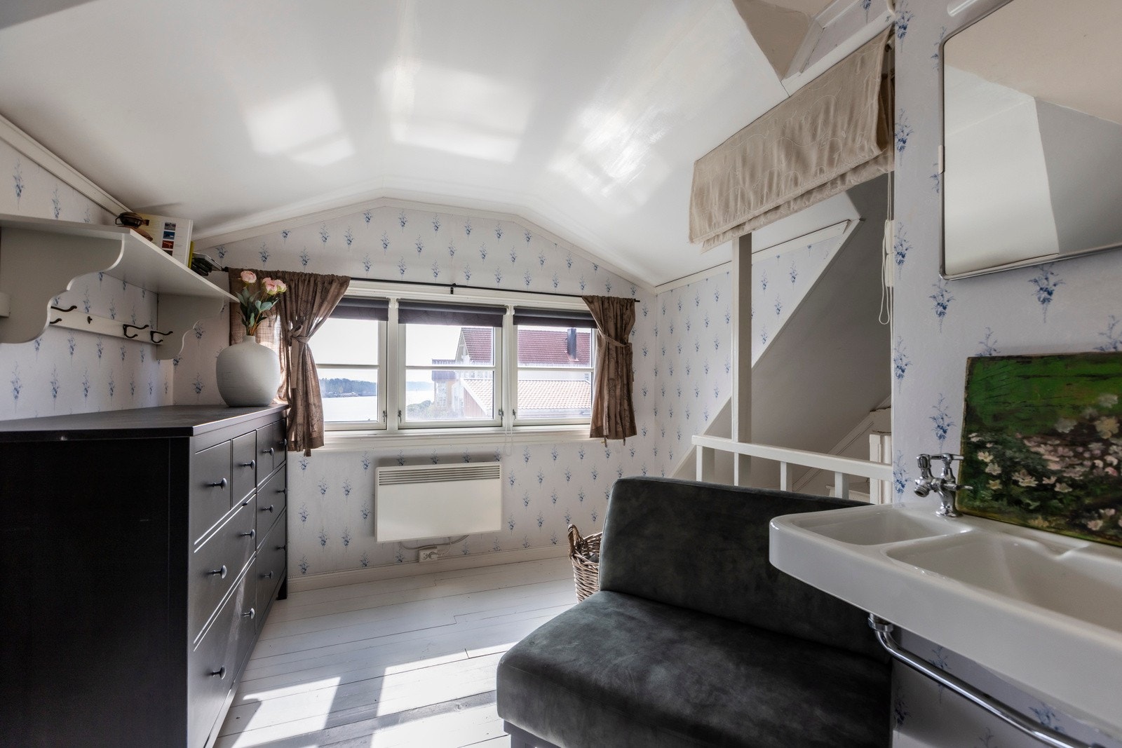 I midtrommet finnes praktiske oppbevaringsløsninger, vask og vinduer med utsikt. Et funkjsonelt og stemningsfullt rom med flere bruksmuligheter. Galleribilde