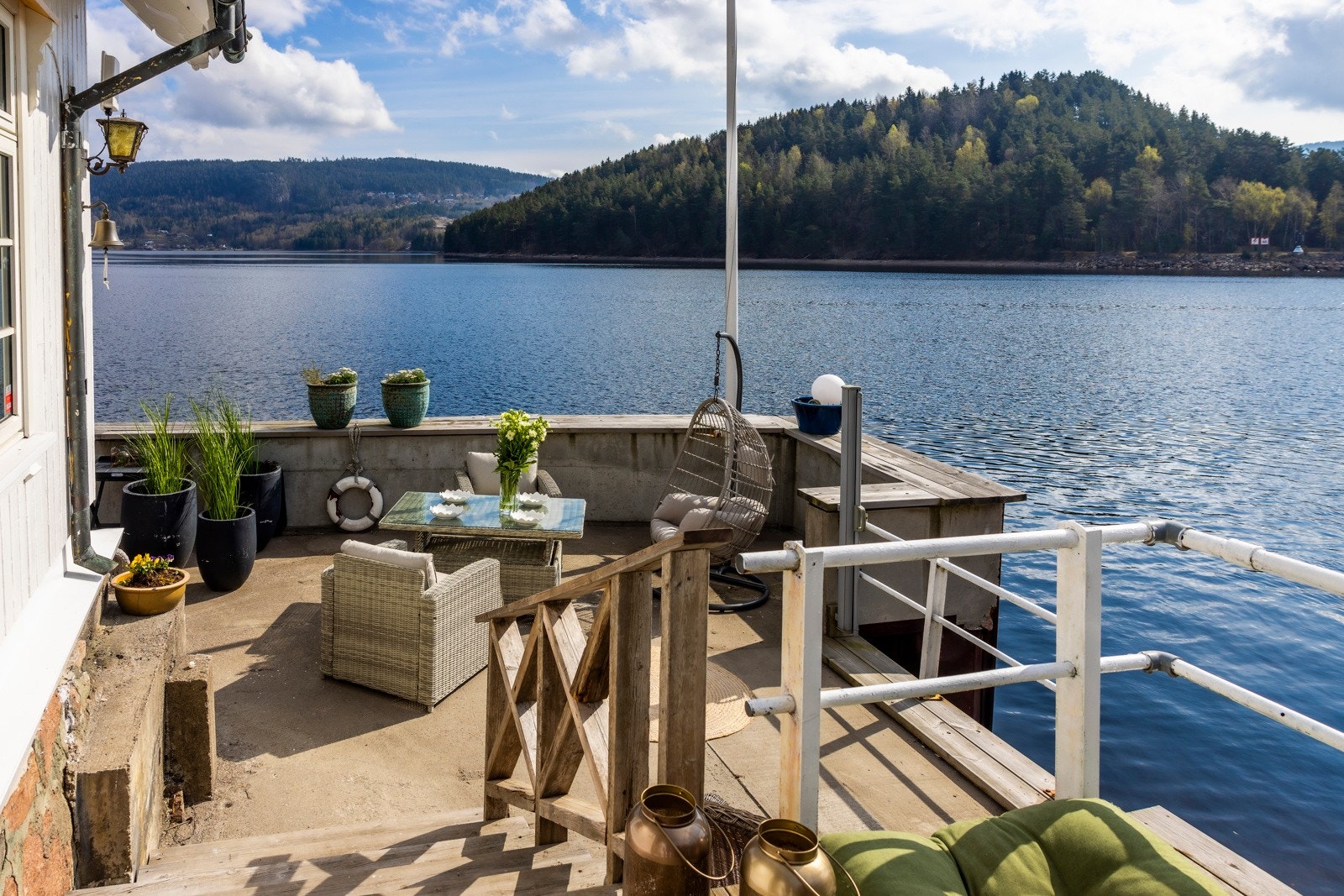 Her kan du nyte morgenkaffen med bølgeskvulp som bakgrunnsmusikk og vakre solnedganger i horisonten. Galleribilde