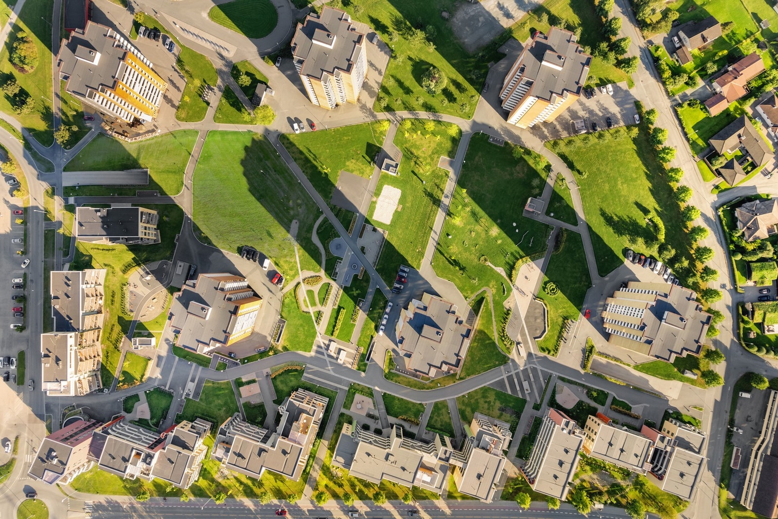 Oversiktsbilde som viser hele prosjektet med moderne bygg, og grønne uteområder. Galleribilde