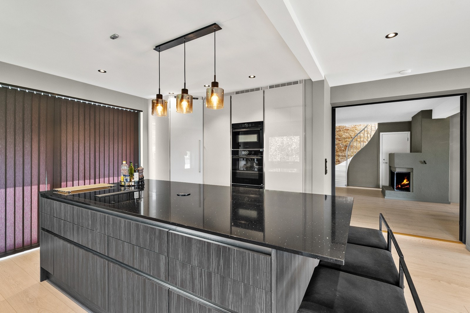 Kjøkkenet med åpen forbindelse mot spisestuen skaper en sosial sone perfekt for både hverdagsliv og gjester. Galleribilde