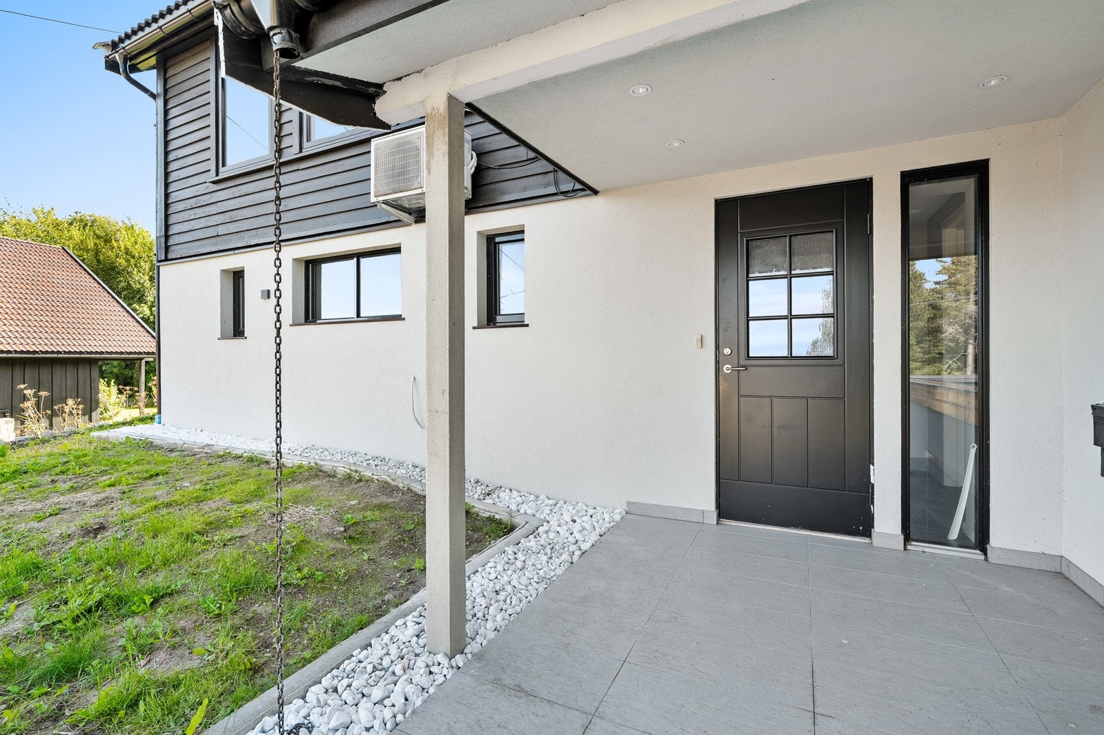 Inngangsparti med takoverbygg som gjør det enkelt å komme hjem tørt og skjermet. Galleribilde