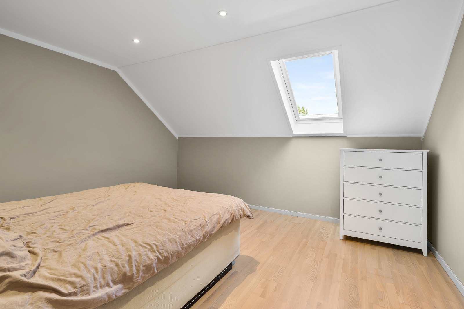 Hyggelig soverom med skråtak og takvindu som gir både lys og utsyn til himmelen. Perfekt for rolige morgener og lune kvelder. Galleribilde