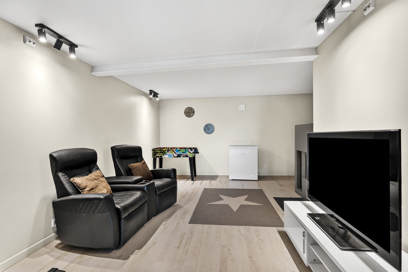 Kjellerrommet byr på flere innredningsmuligheter og egner seg godt som hjemmekino, spillrom eller en ekstra oppholdsdel. Et fleksibelt rom som kan tilpasses både store og små. Galleribilde
