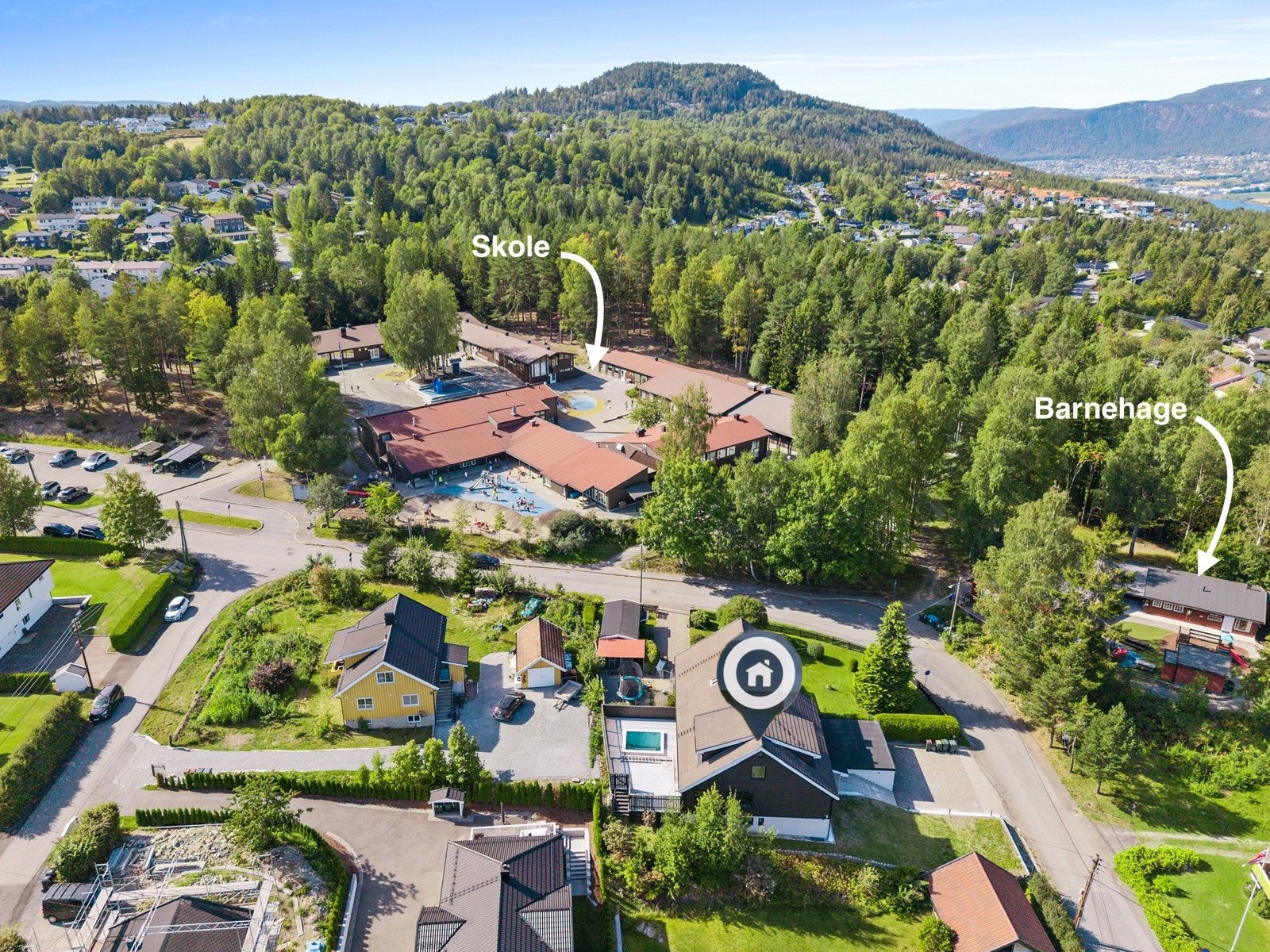 Trygg og familievennlig plassering. Med skole og barnehage like ved får du en hverdag med korte avstander og enkel logistikk. Galleribilde