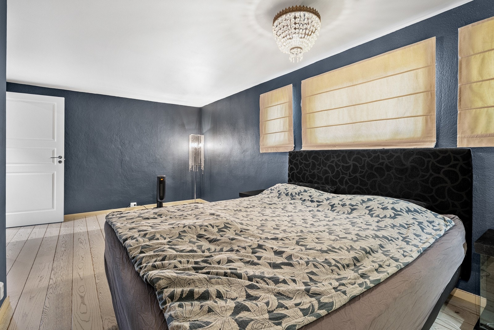 Soverommet byr på god plass og fleksible innredningsmuligheter, ideelt som hovedsoverom eller ungdomsrom. Godkjent som stue/trimrom iht byggetegninger. Galleribilde