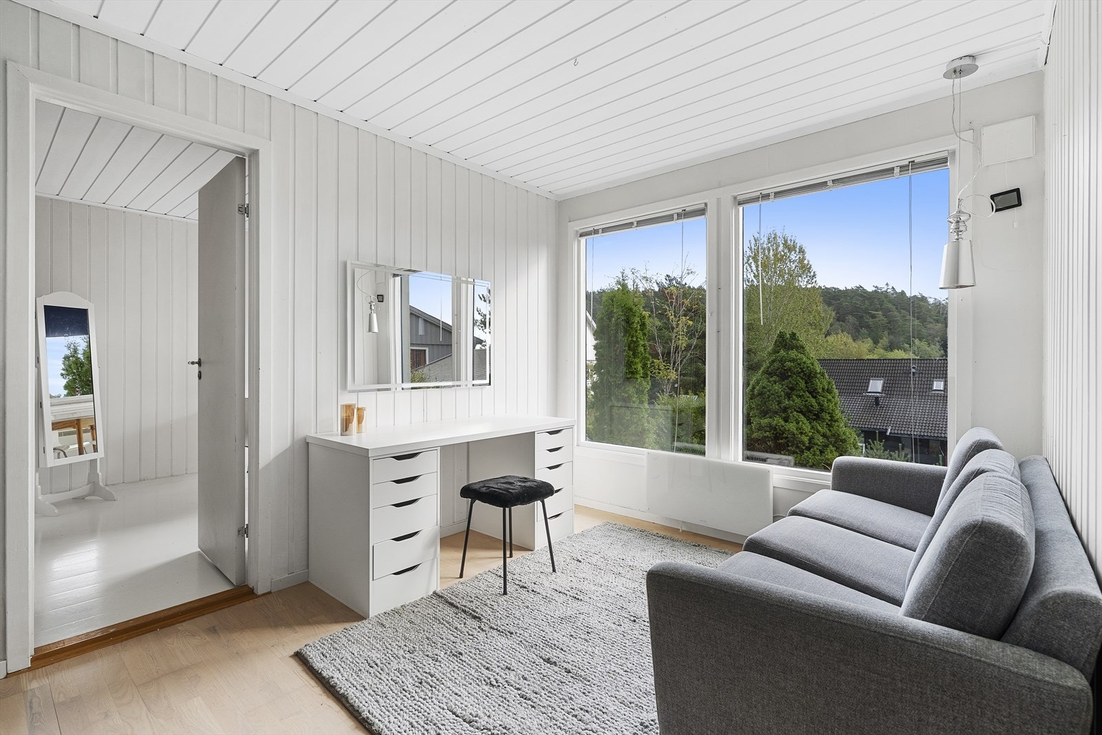 Kjellerstue ved inngangspartiet Galleribilde