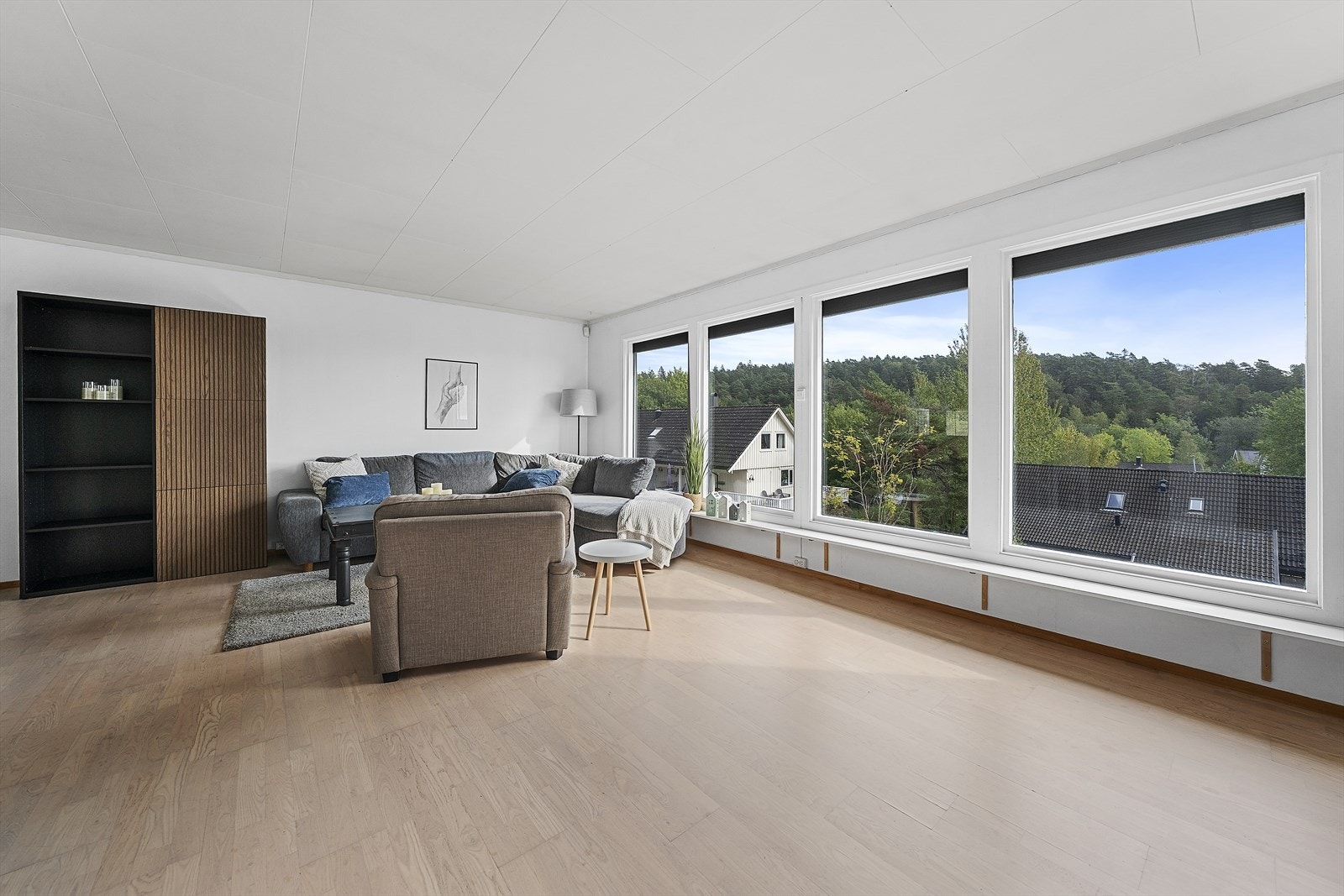 Store vindusflater gir en god romfølelse Galleribilde