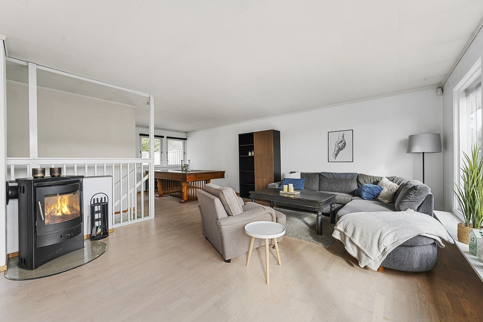 Åpen og romslig stue Galleribilde