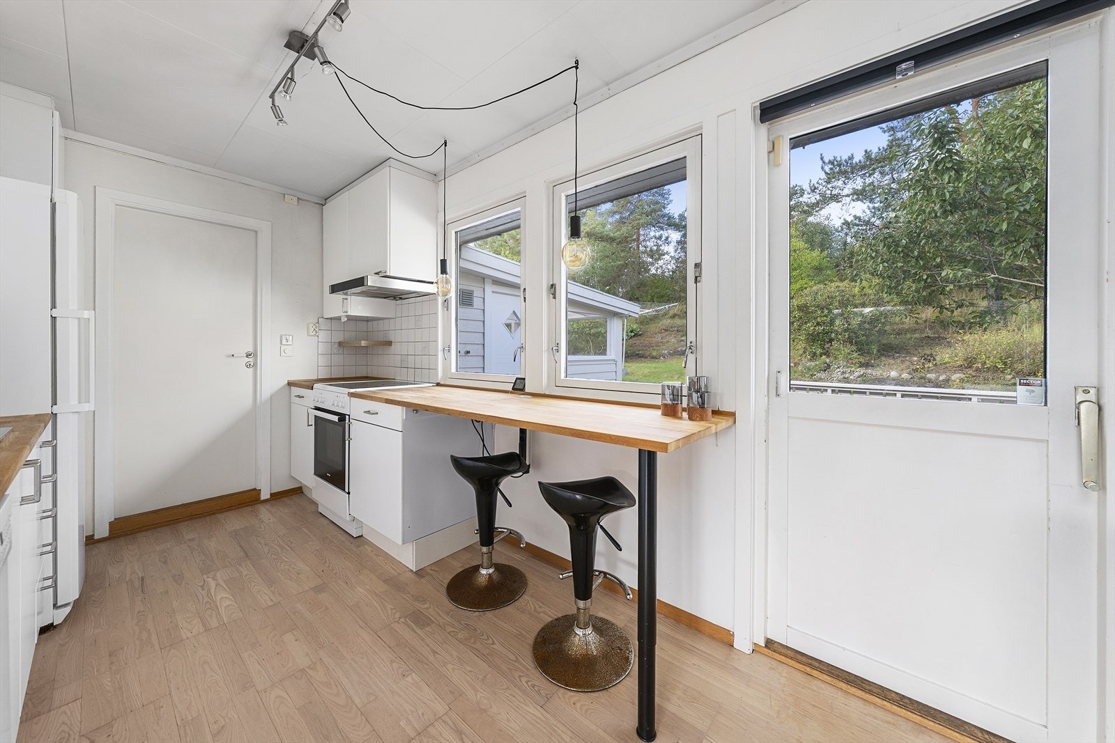 Utgang til terrasse og hage fra kjøkken Galleribilde