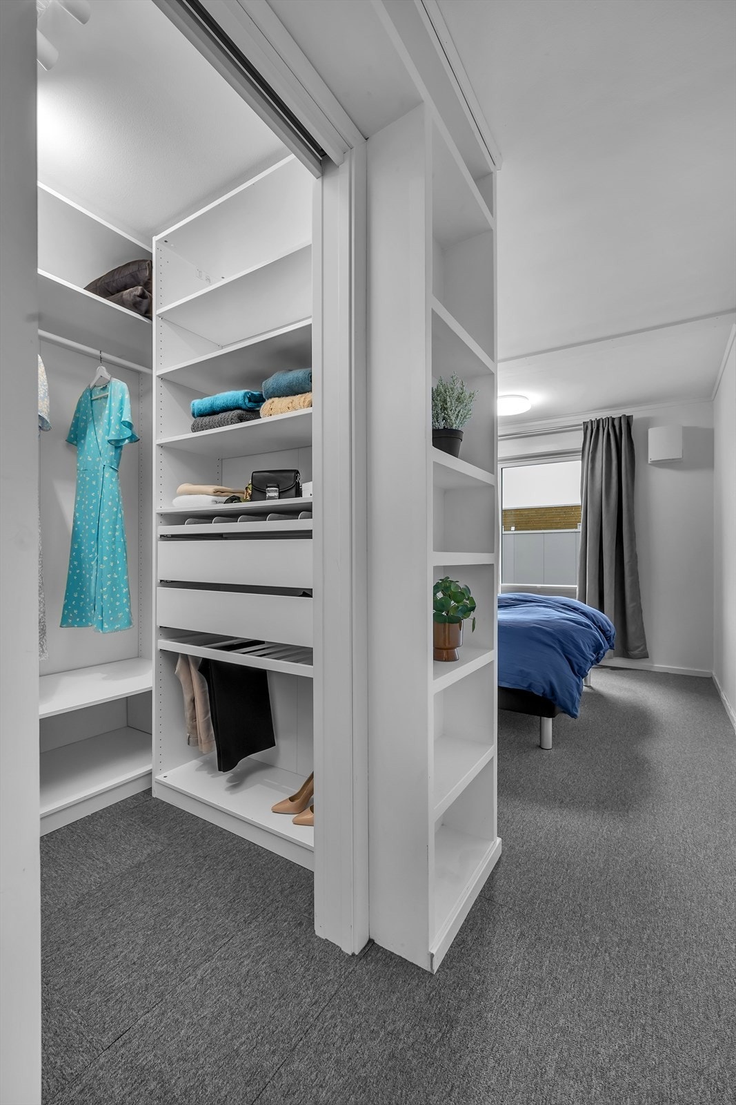 Superpraktisk walk in closet på soverom! Galleribilde