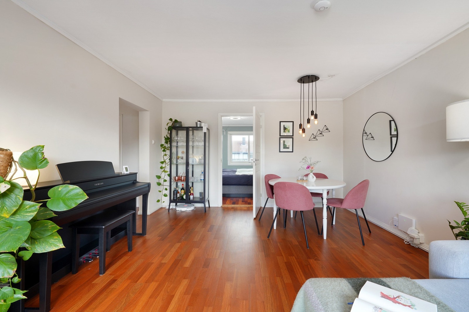 Det er god plass til både salong og spisestue. Galleribilde