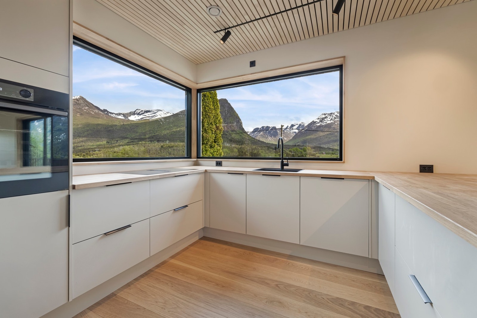 Kjøkkenet har 1-stavs eikeparkett og spiletak i osp Galleribilde