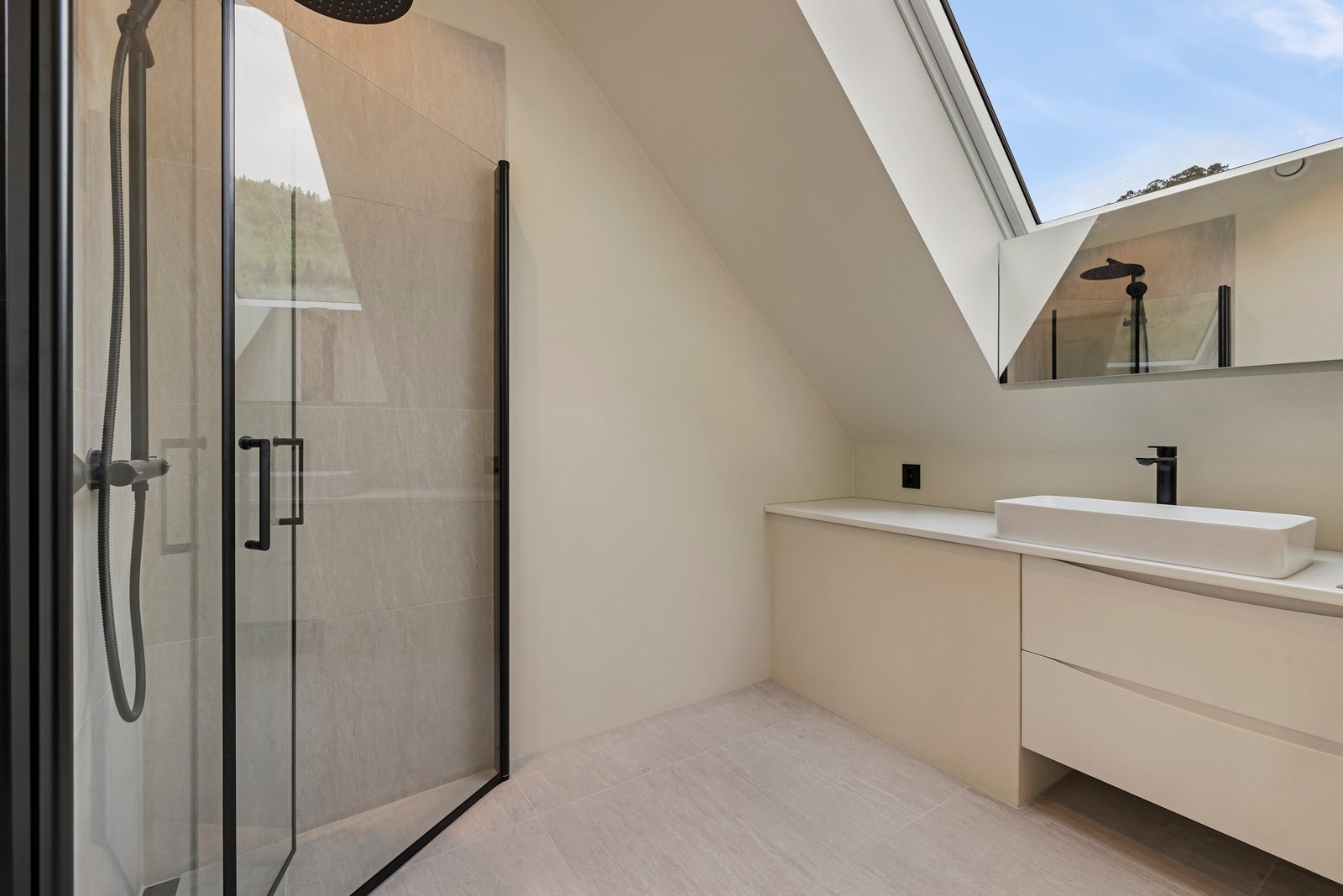 Bad i 2. etasje har baderomsinnredning fra Vikingbad. Speilet er spesialbestilt fra glassmester. Dusjhjørne Galleribilde