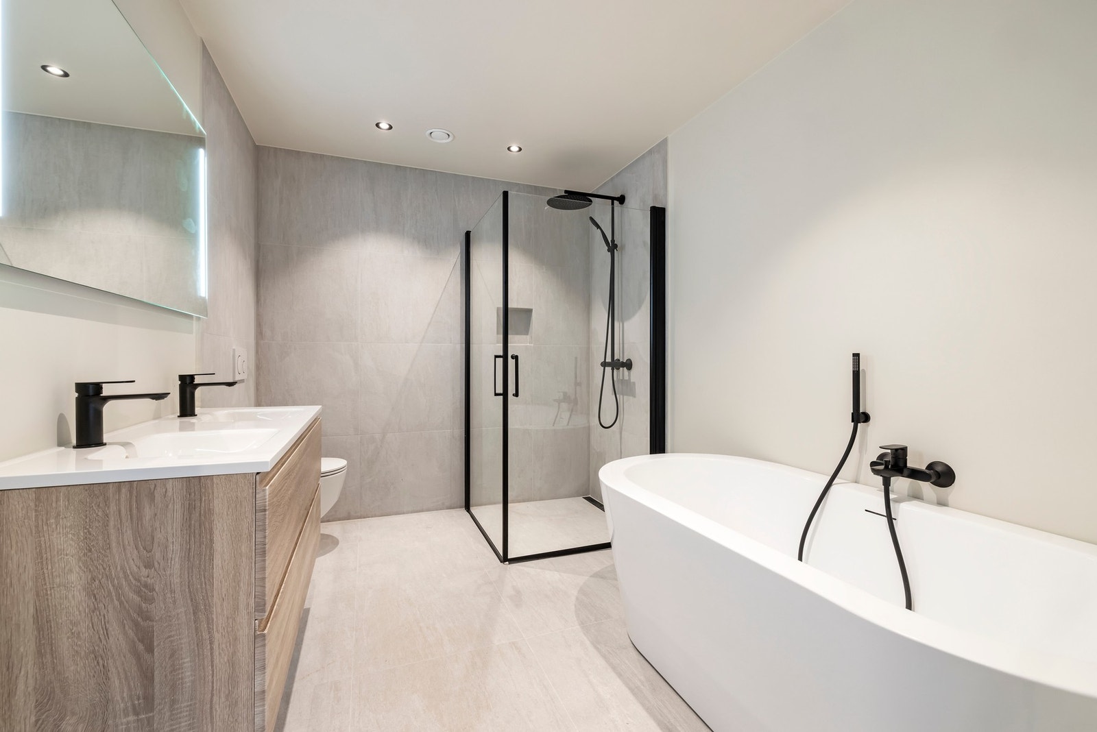 Bad i 1. etasje har baderomsinnredning fra Vikingbad, dusjhjørne med regndusj og 170 cm badekar fra Vikingbad Galleribilde