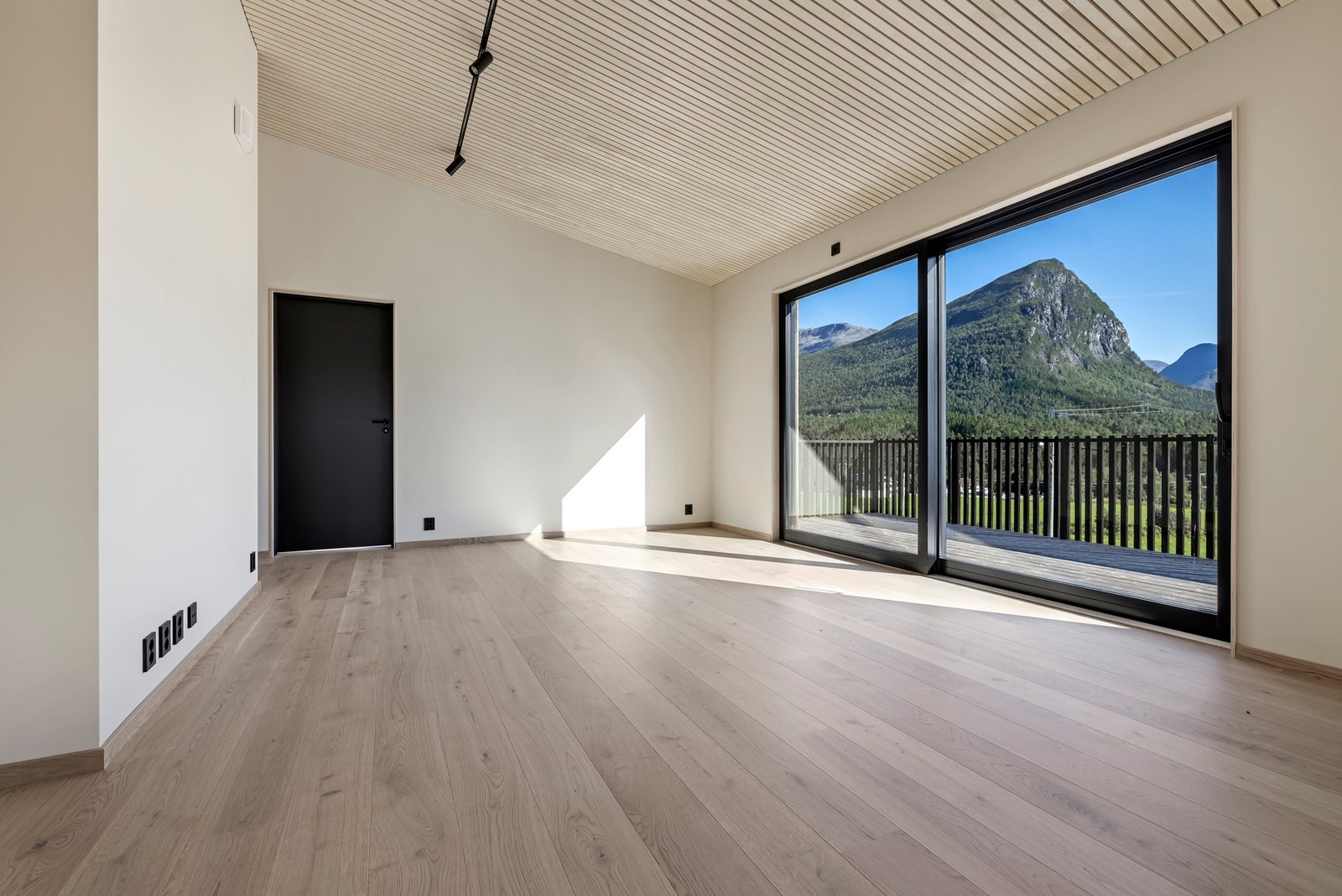 Loftstue med utgang til veranda Galleribilde