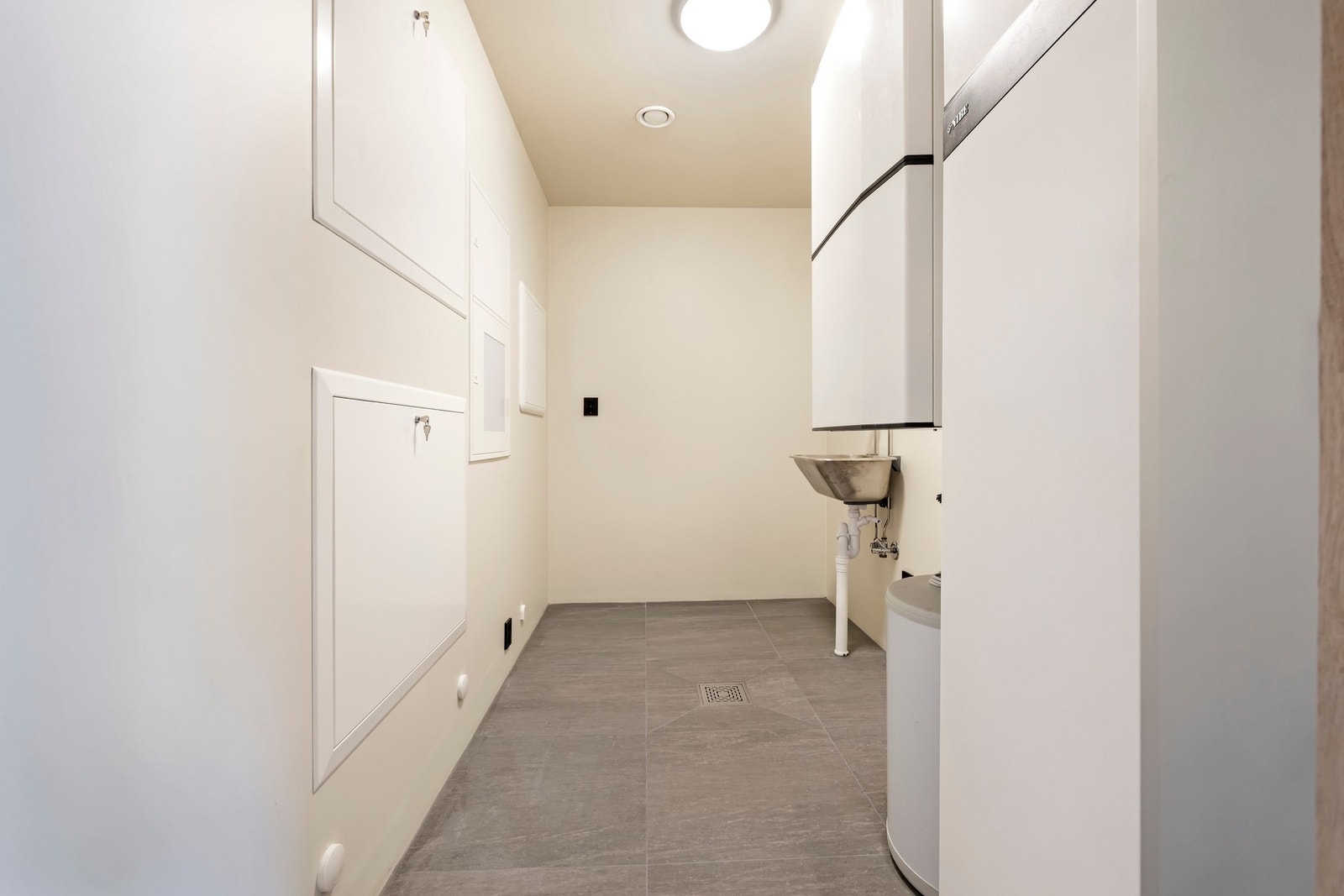 Teknisk rom med opplegg for vaskemaskin Galleribilde