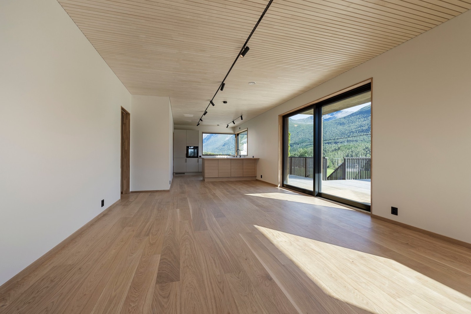 Kjøkken og stue med åpen løsning Galleribilde