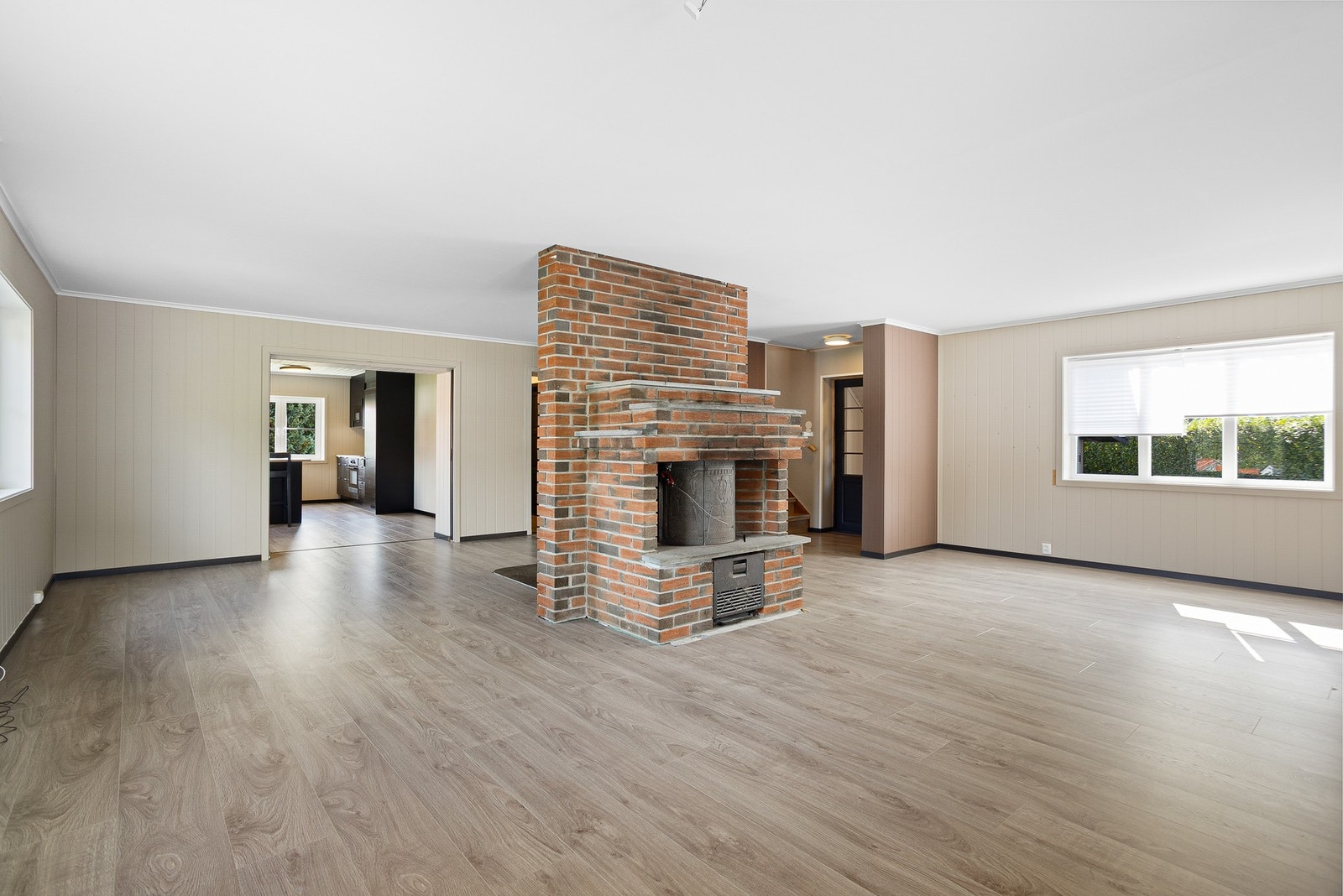 i Stuen er det vedovn og varmepumpe Galleribilde