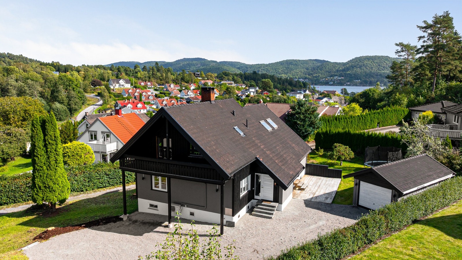 Boligen ligger rett ved Eidangerfjorden. Men bade og båtplasser i gangavstand Galleribilde