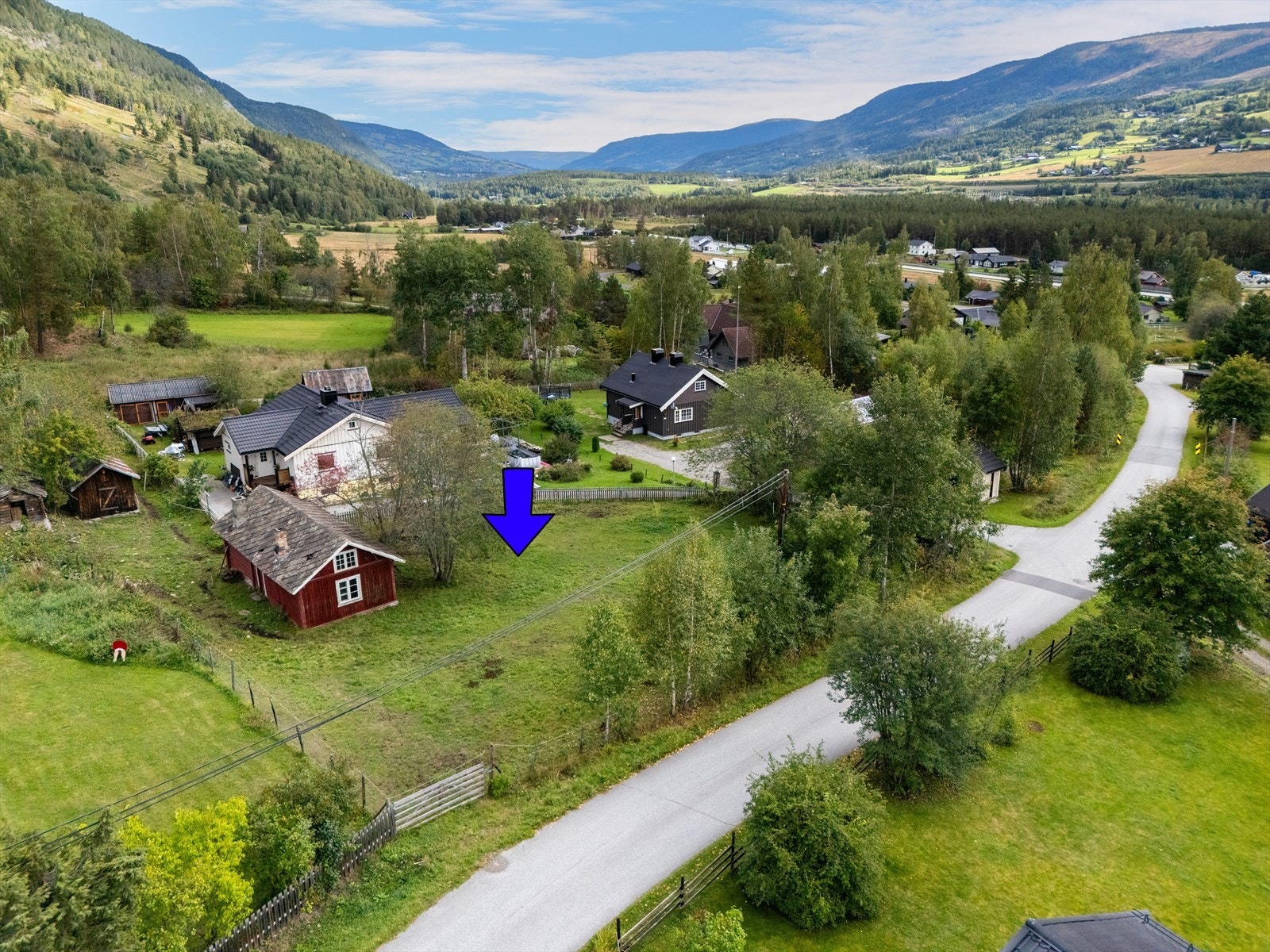 Tomten ligger i Sødorp, et rolig og etablert boligområde rett sør for Vinstra. Galleribilde