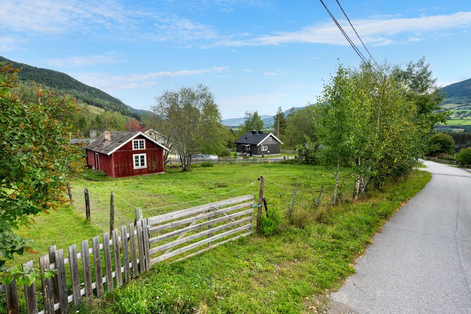 Uthuset på tomten blir stående, og følger med i handelen. Galleribilde