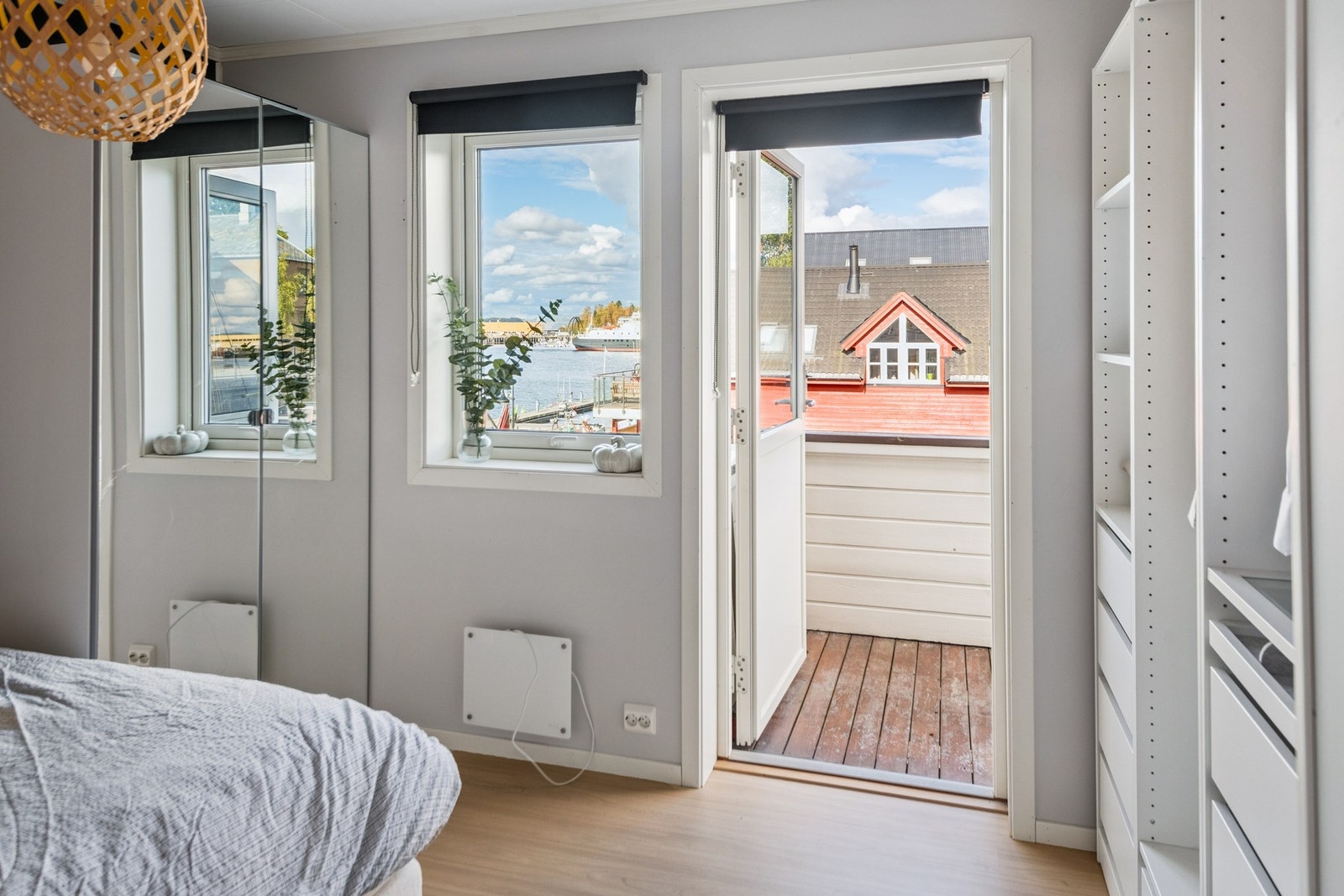 Fra soverommet har man direkte utgang til en privat balkong. Galleribilde