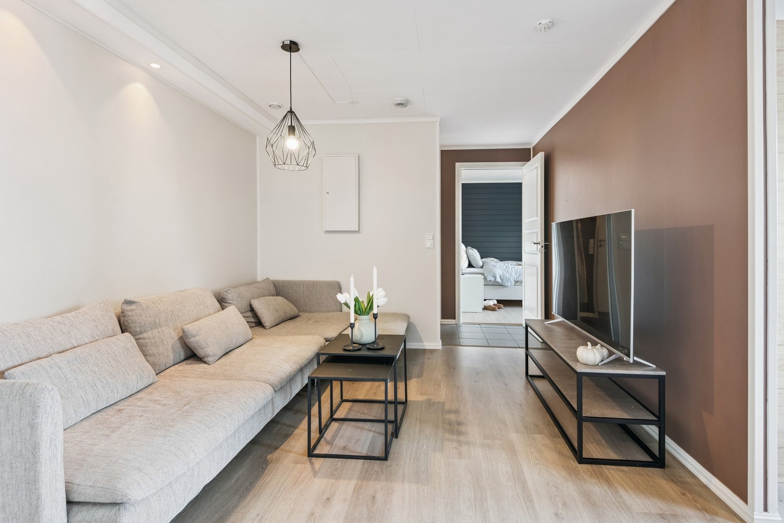 Trivelig stuekrok med plass til sofa og tv-møbel. Galleribilde