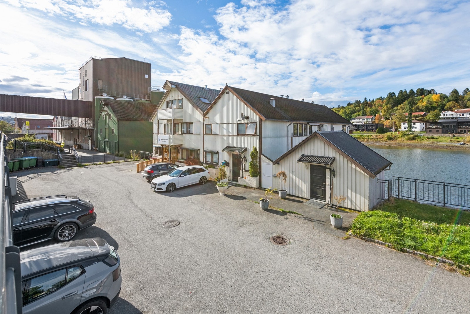 Parkeringsmuligheter ved eiendommen. Galleribilde