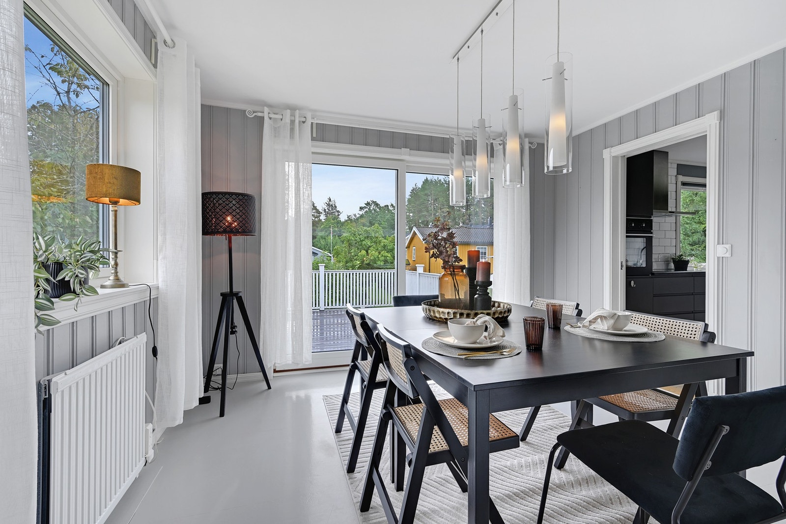 Hyggelig spisestue med rikelig lysinnslipp og utgang til terrassen. Galleribilde