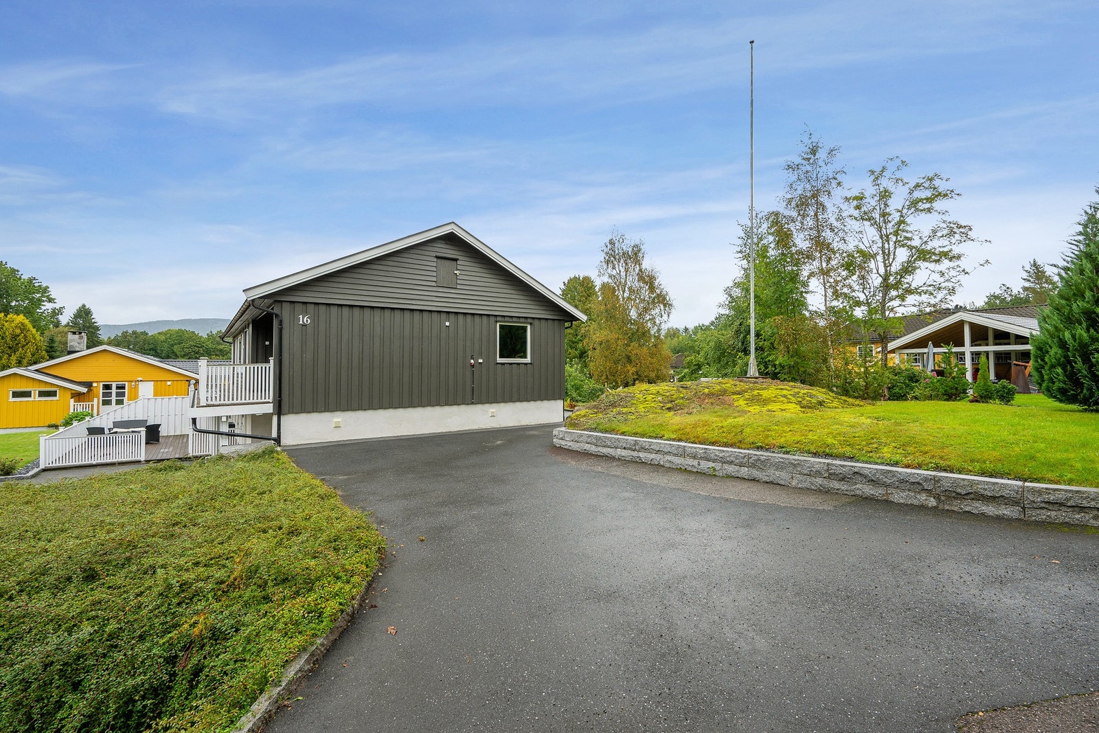 Tomten er pent opparbeidet med asfaltert innkjørsel på over og undersiden av boligen. Videre er det gressplen og granittkantstein. Galleribilde