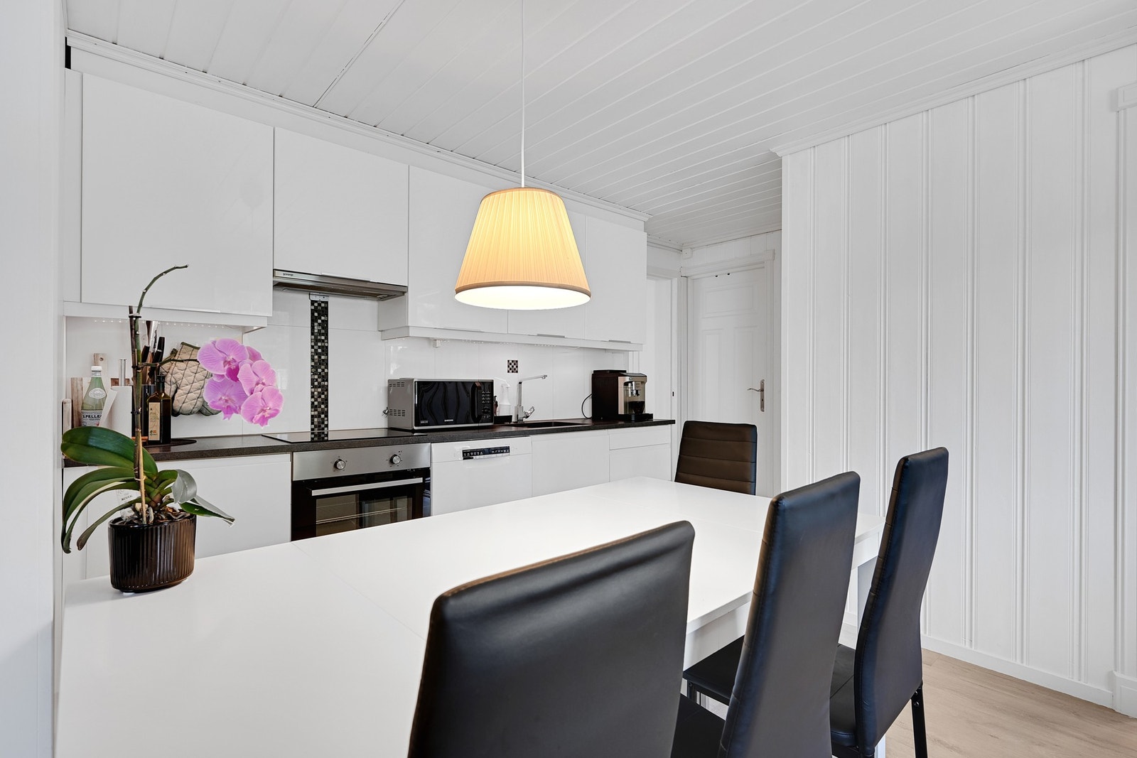 Kjøkkenet er pent med hvit innredning fra 2015 med fronter i malt utførelse. Galleribilde