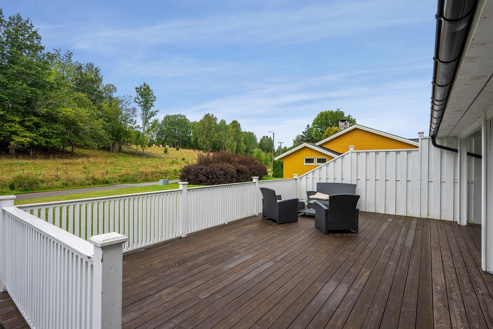 Eiendommen er romslig og byr på flott uteområde og en solrik terrasse. Galleribilde