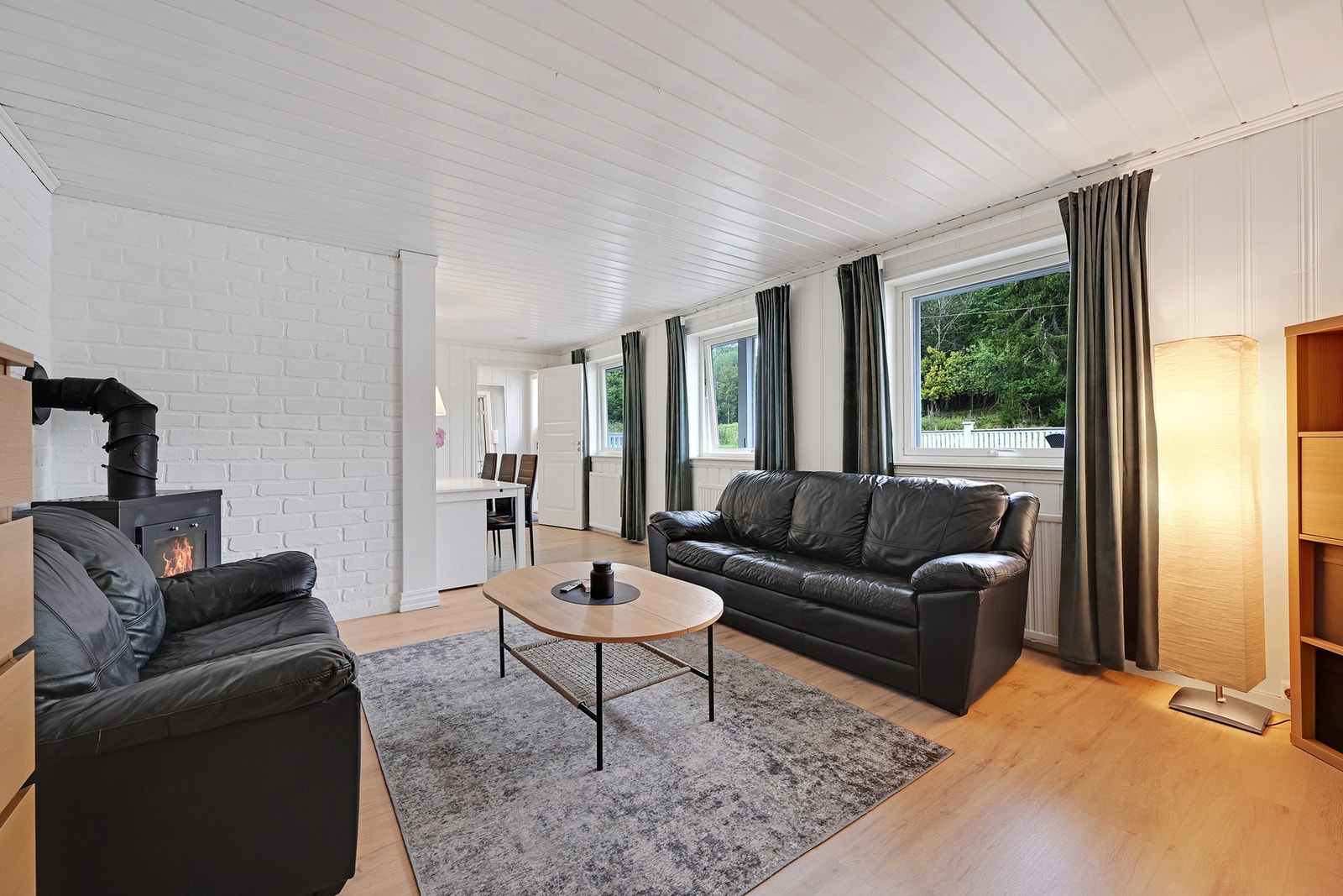 Stuen i underetasjen er lys og trivelig med en rekke vinduer som gir lysinnslipp. Galleribilde