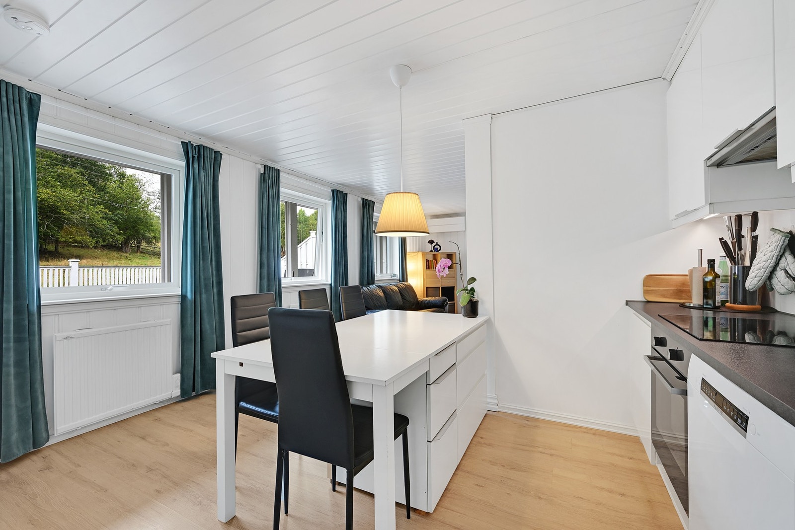 Komfyr og induksjonstopp er integrert. Galleribilde