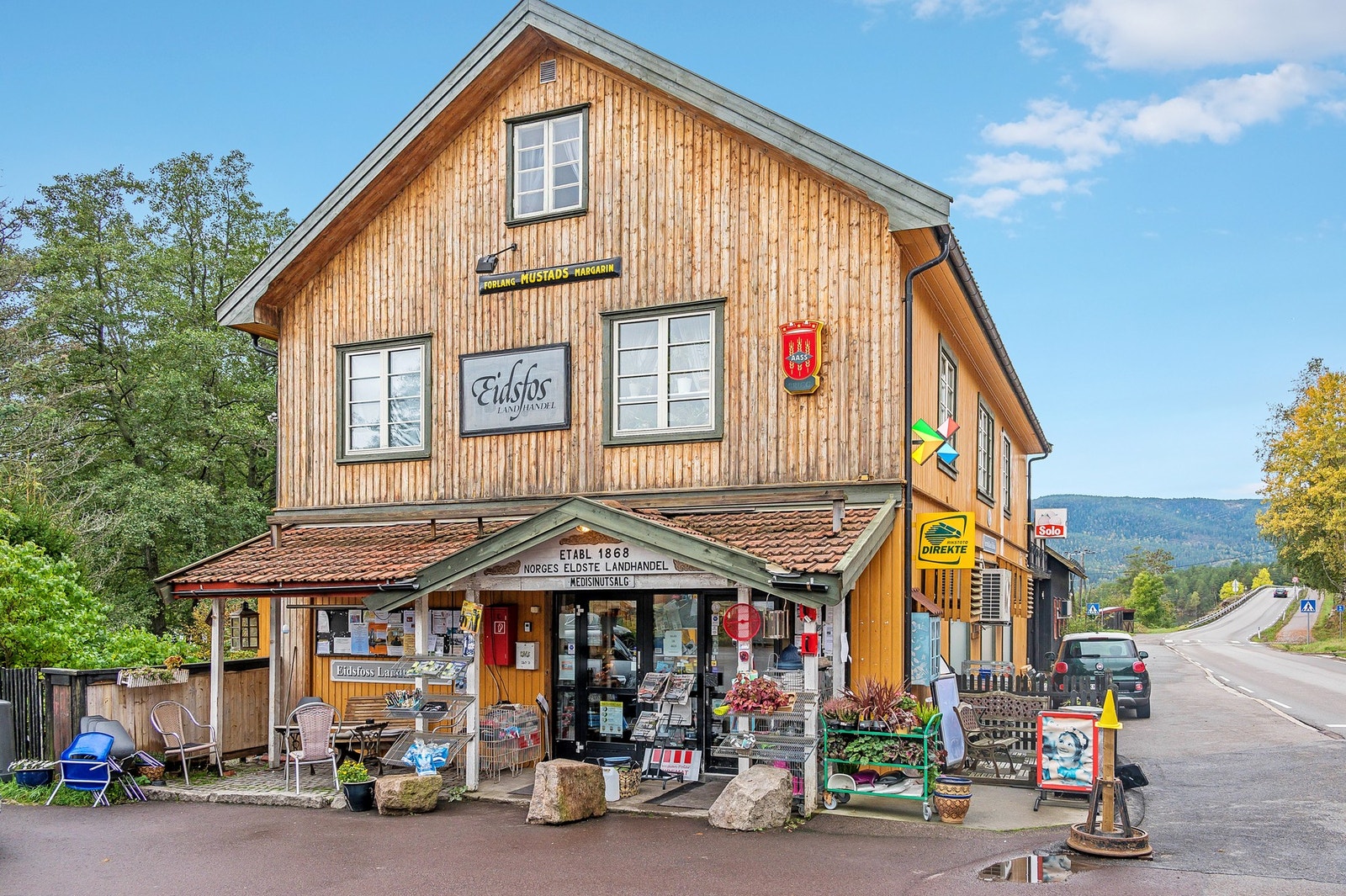 Eidsfoss landhandel omtales som Norges eldste landhandel og tilbyr et utvalg av produkter for de enkle innkjøpene. Galleribilde