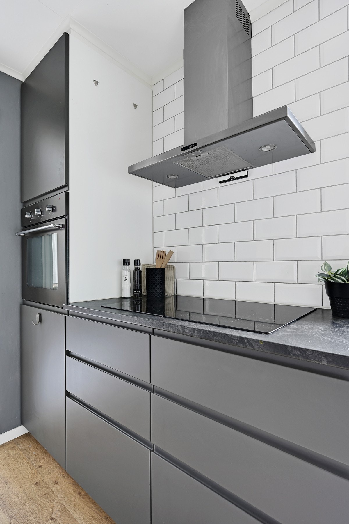 Kjøkkenet har integrerte hvitevarer, deriblant kjøleskap, oppvaskmaskin, stekeovn og induksjonstopp. Solid ventilator med avtrekk ut. Galleribilde