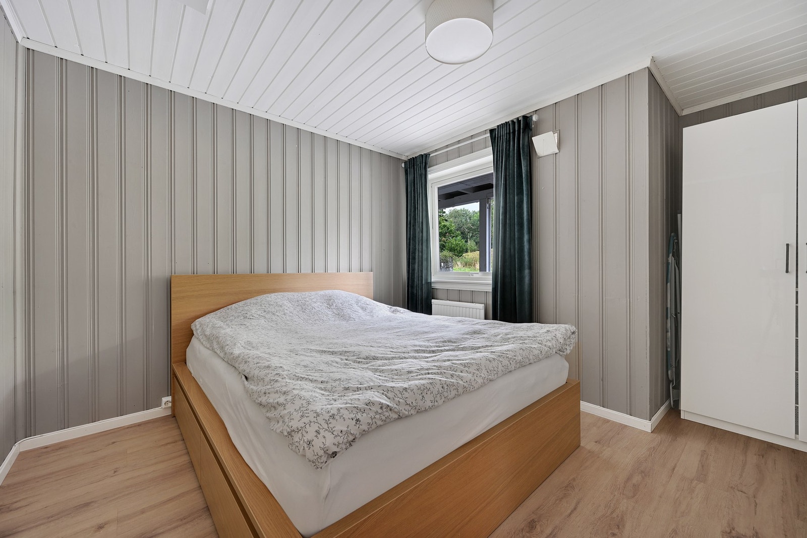 Soverom nr. 5 med god plass til garderobe og dobbeltseng, samt nattbord. Galleribilde