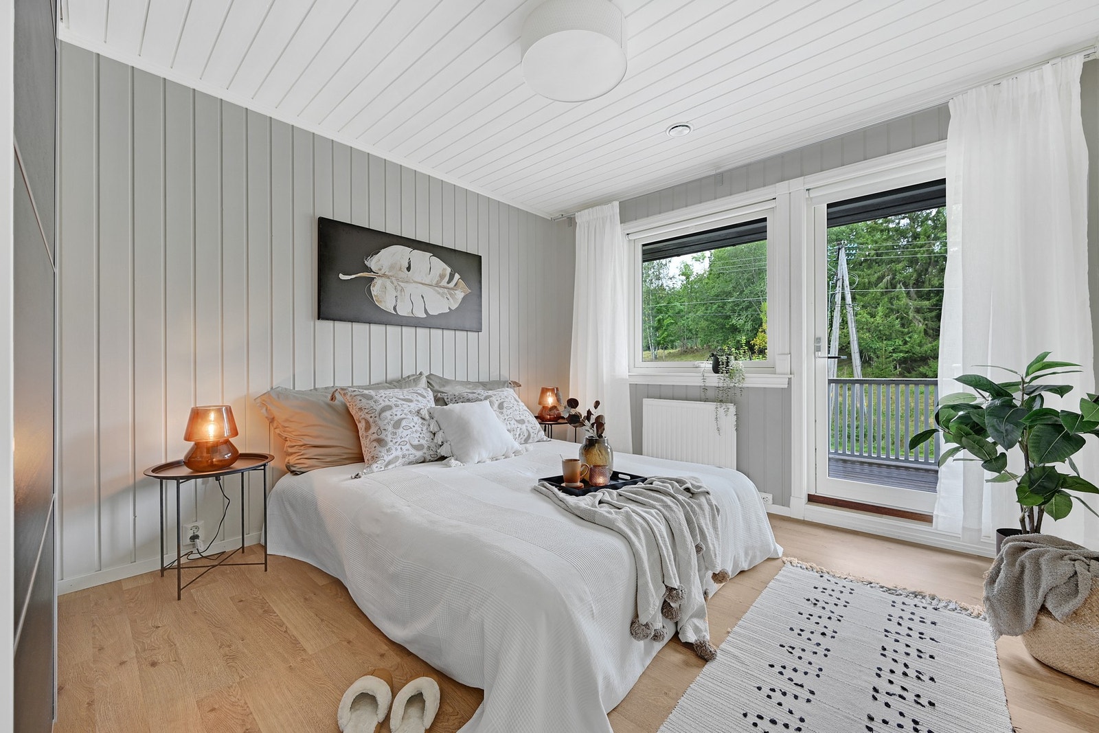 Hovedsoverommet har skyvedørsgarderobe og egen utgang til terrasse. Galleribilde