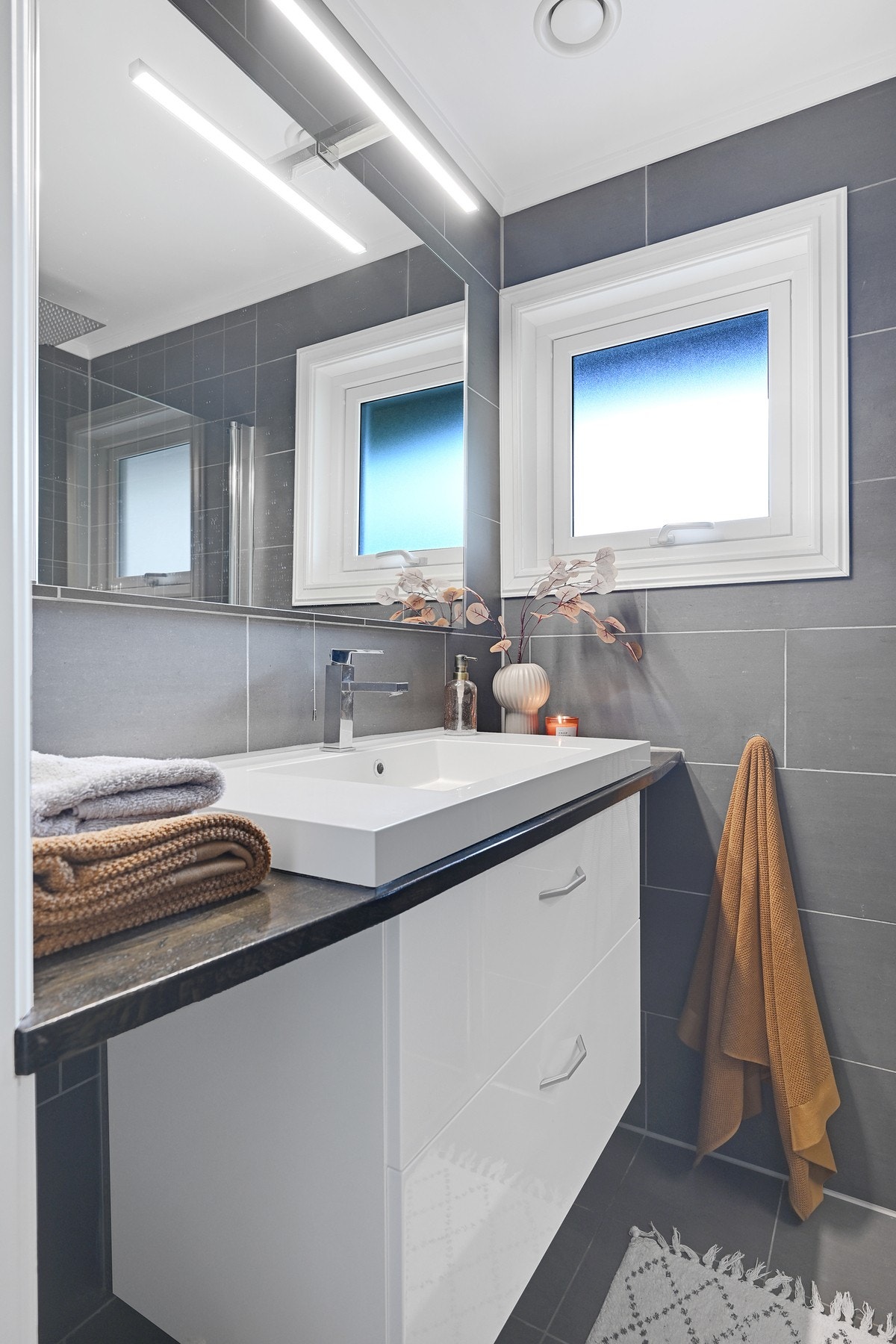 Baderommet i hovedetasjen inneholder en enkel innredning med servant og underskuffer, samt et dushjørne. Galleribilde