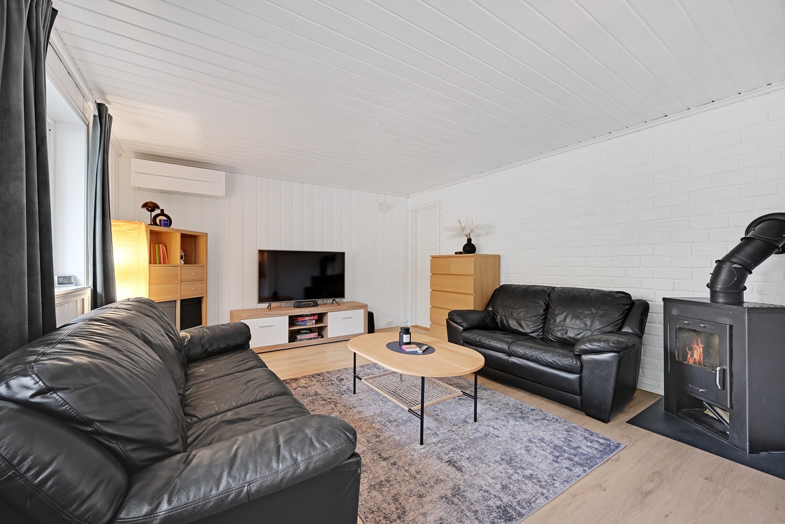 Her har man god plass til å innrede med sofa og tv i tilknytning til ovnen. Galleribilde