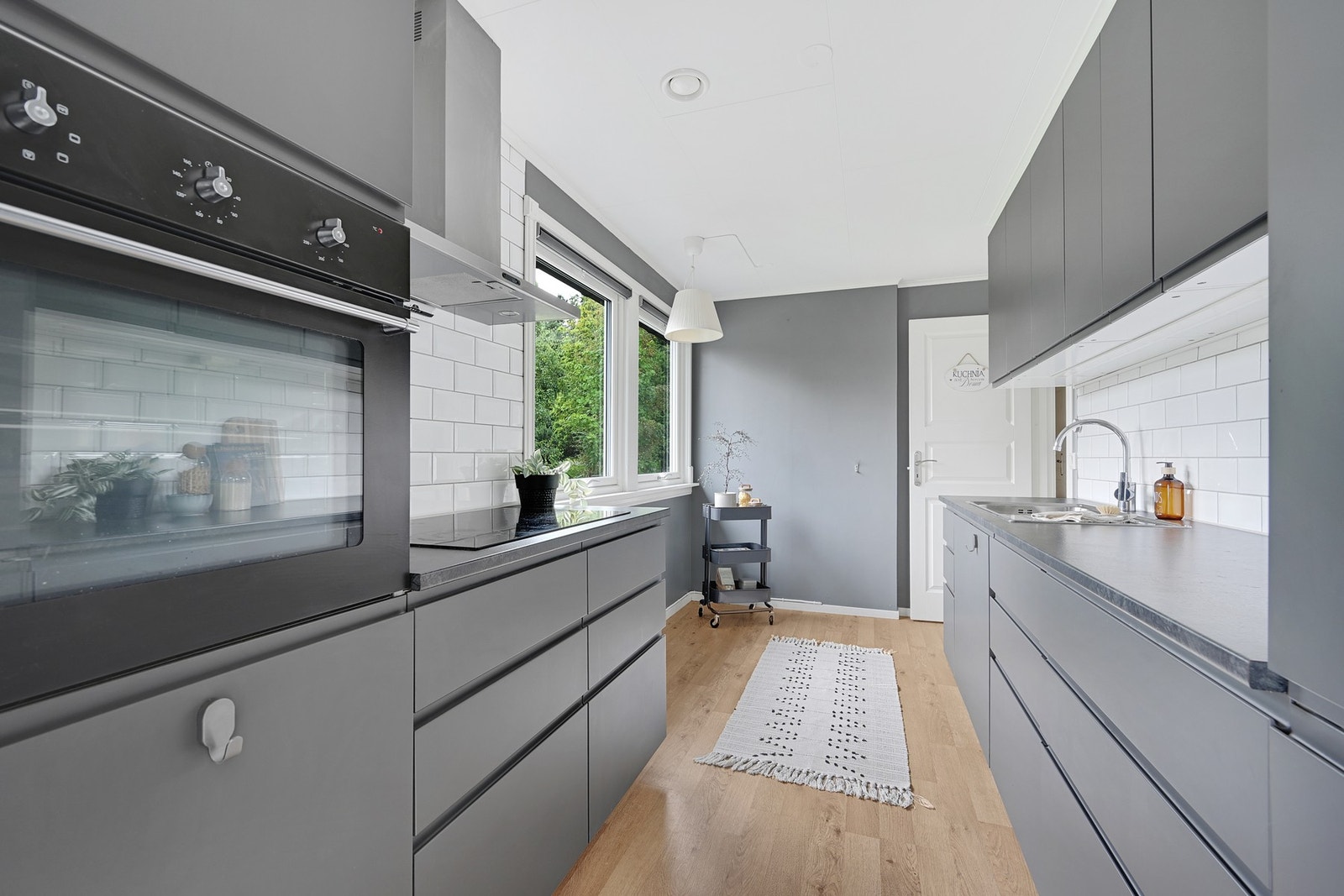 Kjøkkenet fremstår delikat med innredning fra 2019 med fronter i malt utførelse. Laminerte benkeplater med rustfri oppvaskkum. Galleribilde