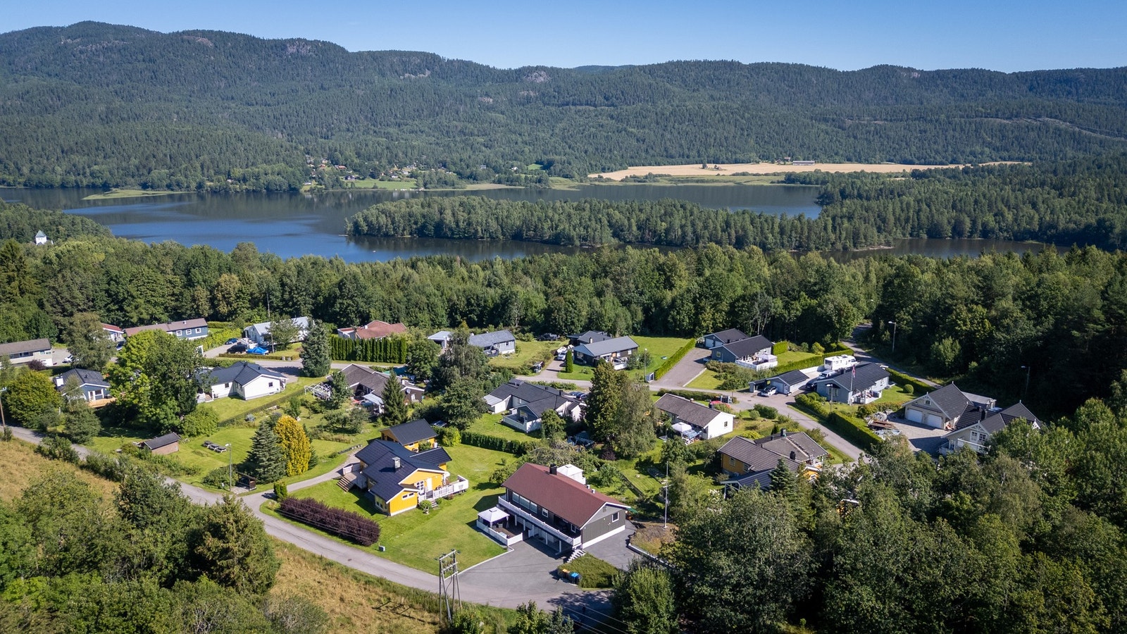Videre er det ca. 10 minutter med bil til Hof sentrum som kan tilby en rekke fasiliteter. Galleribilde