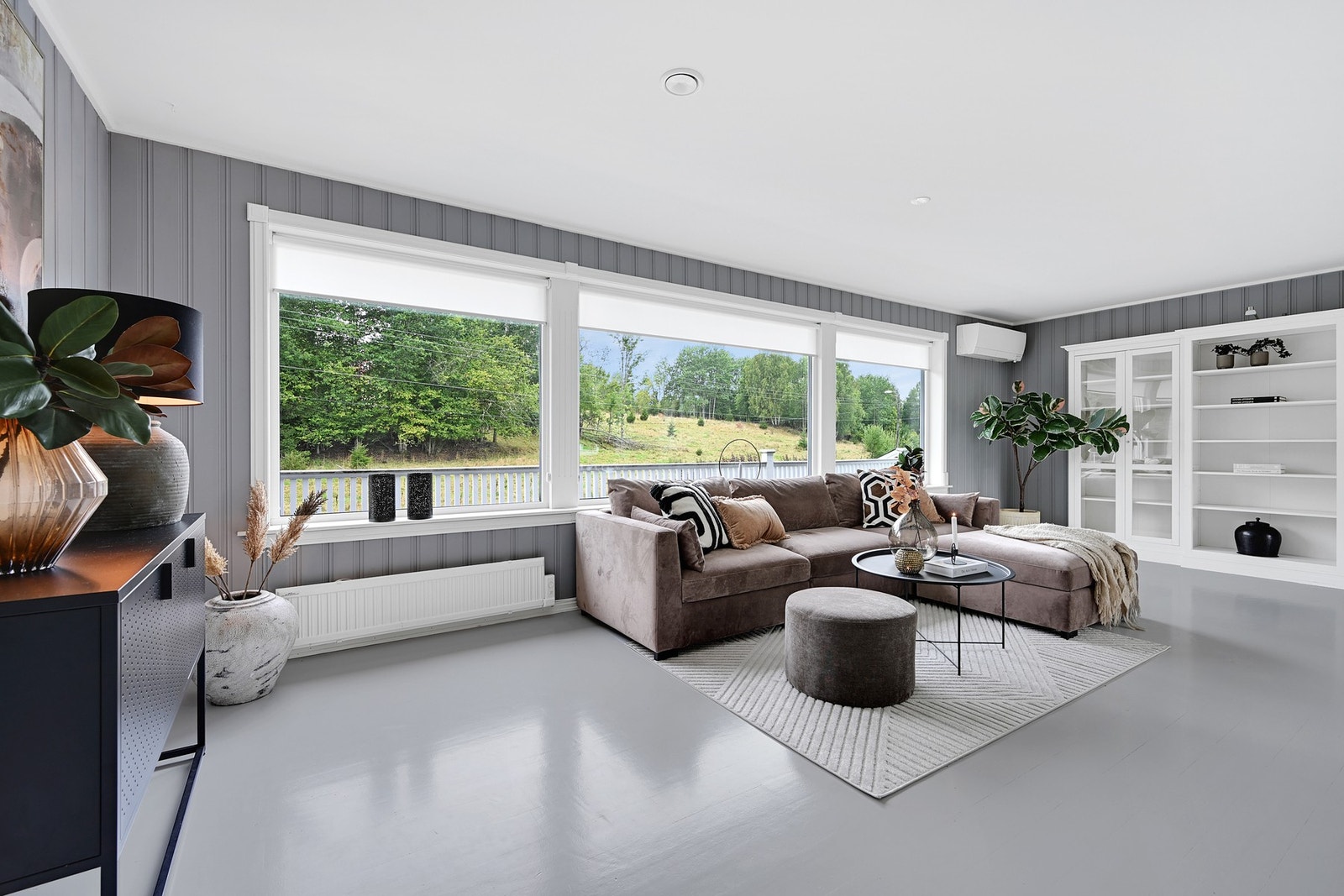 Hovedetasjen har i balansert ventilasjon og luft til luft varmepumpe, i tillegg til vedovnen. Galleribilde