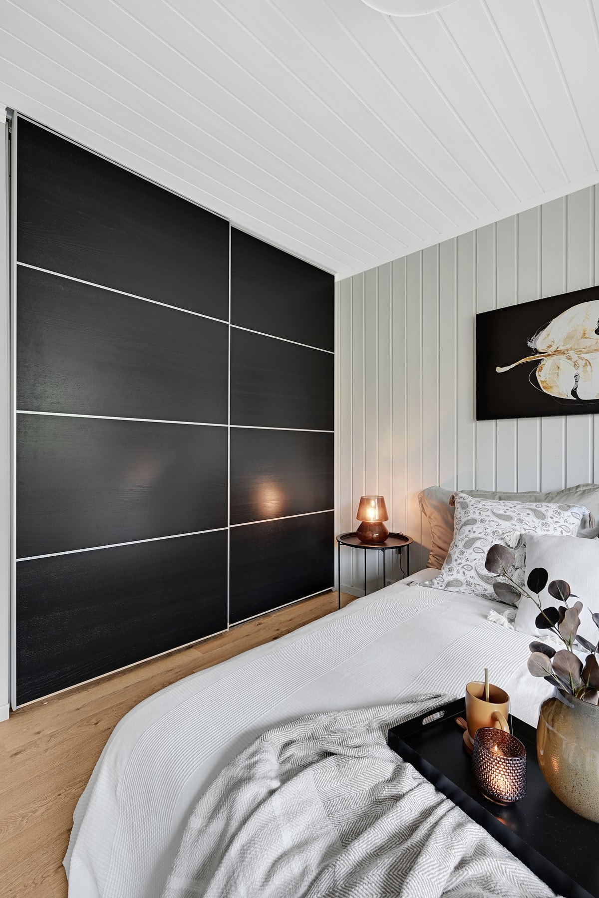 Boligen inneholder hele 4 soverom i hovedetasjen og 2 soverom i underetasjen. Galleribilde