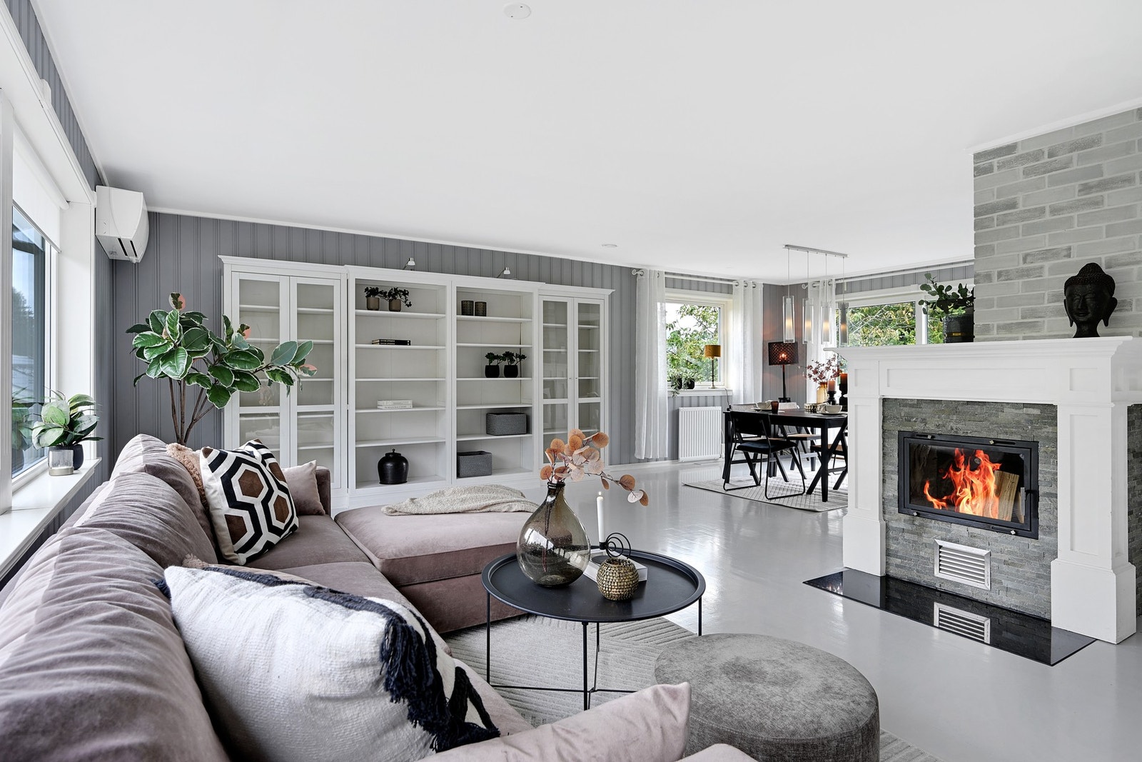 Velkommen inn. Stuen i hovedetasjen er meget innbydende med moderne fargevalg og luftig romløsning. Galleribilde