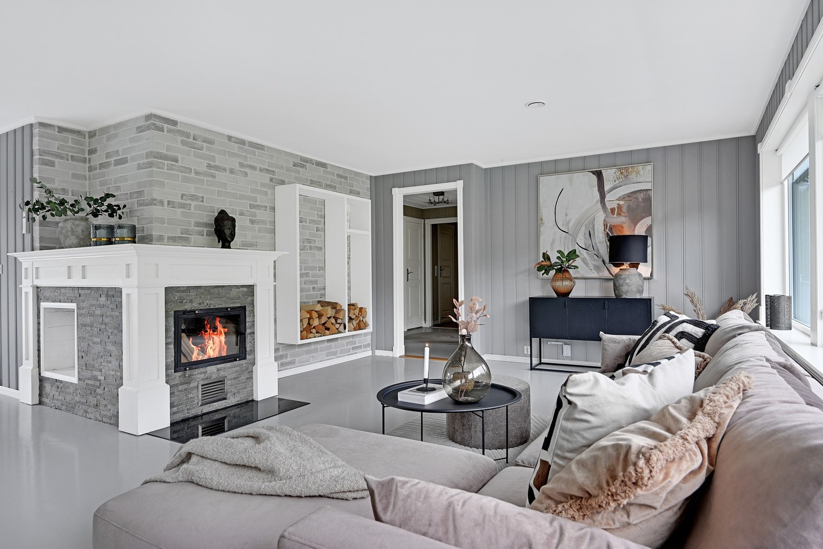 Denne rålekre peisinnsatsen er et flott blikkfang, sentrert i stuen. Galleribilde