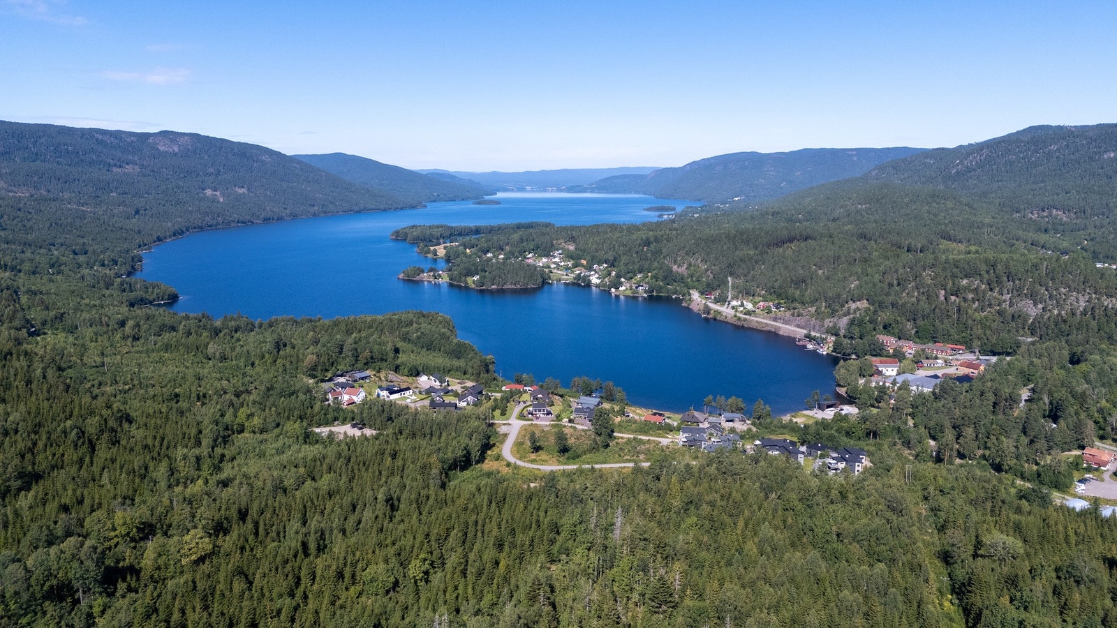 Boligen har en flott beliggenhet midt i mellom Bergsvannet og Eikern. Her har man gode muligheter for et rikt båtliv. Galleribilde