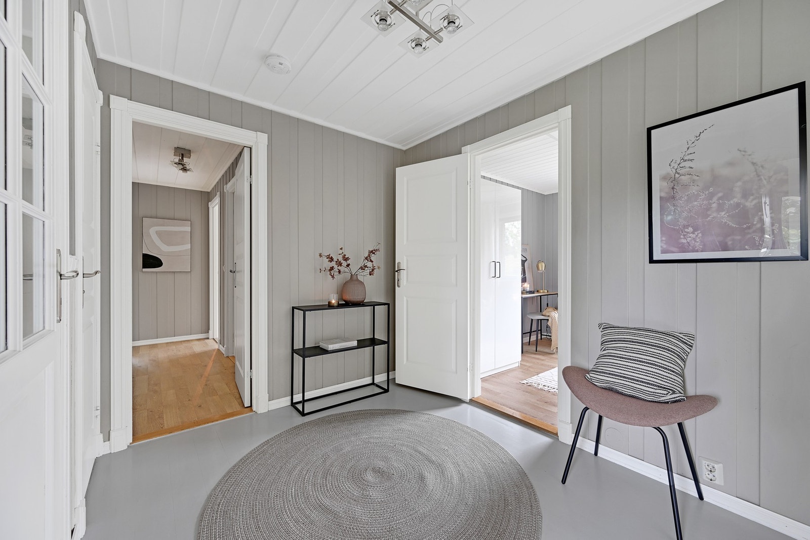 Gangen fremstår lys og luftig. Galleribilde