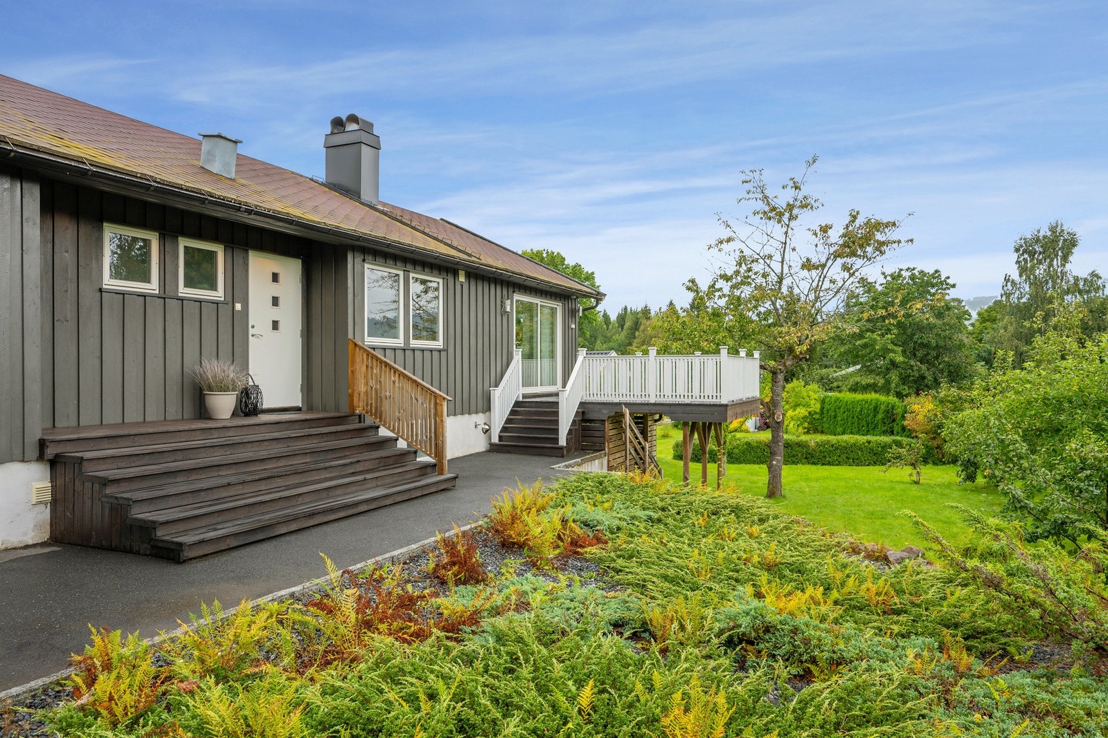 Det er to varmtvannstanker på ca. 200 liter hver, plassert i underetasjen. Galleribilde