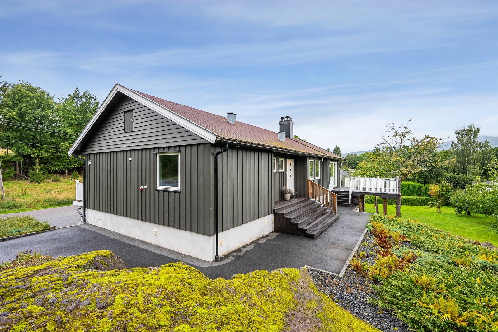 Dette er en svært innholdsrik enebolig med godkjent leilighet i underetasjen. Galleribilde